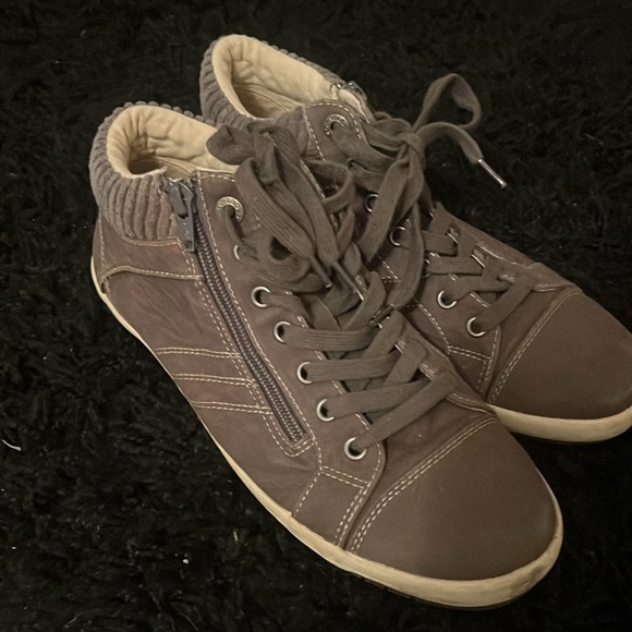 Women’s 9.5 Gray Taos Canvas Sneaker
Great Condition. Fits like a 9 - Picture 3 of 3